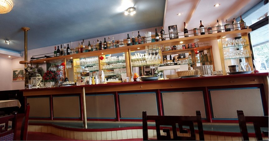 Bar mit Getränkeauswahl im Restaurant